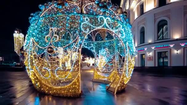 Rua decorada para Ano Novo e Natal. Noite neve de inverno Moscou, Rússia, 19 de dezembro de 2021 — Vídeo de Stock