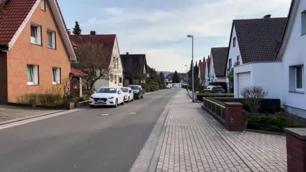 Jalan di pinggiran kota Osnabruck kota terbesar ketiga di negara bagian Lower Saxony. Osnabruck, Jerman, 18 Maret 2022 — Stok Video