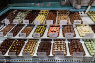 Dükkan vitrininde çikolatalı şeker. Çikolataların yanında dur. Bremen, Almanya 15 Temmuz 2021.