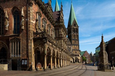 Rathausplatz marktplatz veya Ortaçağ Hanedan şehri Bremen 'in tarihi merkezi, Almanya, 15 Temmuz 2021.