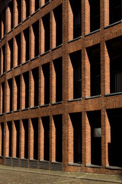 Pencereli kırmızı tuğla bina duvarı. Ortaçağ 'ın tarihi merkezi Hanseatic City Bremen, Almanya 15 Temmuz 2021.