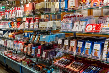 Dükkan vitrininde çikolatalı şeker. Çikolataların yanında dur. Bremen, Almanya 15 Temmuz 2021