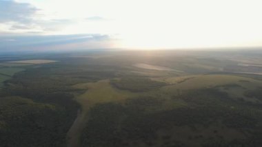 Gün batımı manzaralı kırsal bölgede uçuyor.