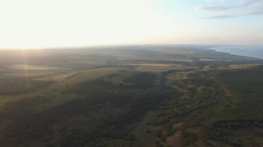 Gün batımı manzaralı kırsal bölgede uçuyor.