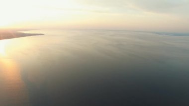 Nehrin kıyısındaki uçurumdan uçarken