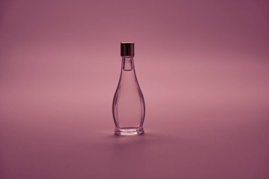 Işık arkaplan üzerinde sıvı olan şeffaf matara