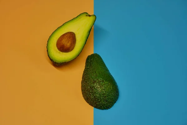 Gesneden Avocado Een Pastel Achtergrond — Stockfoto