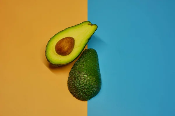 Gesneden Avocado Een Achtergrond Van Pastelkleuren — Stockfoto