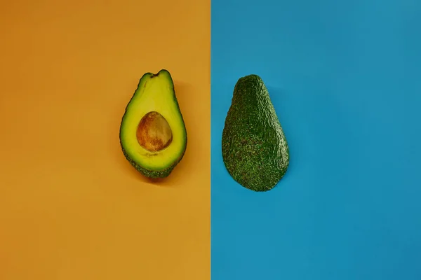 Gesneden Avocado Een Pastel Achtergrond — Stockfoto