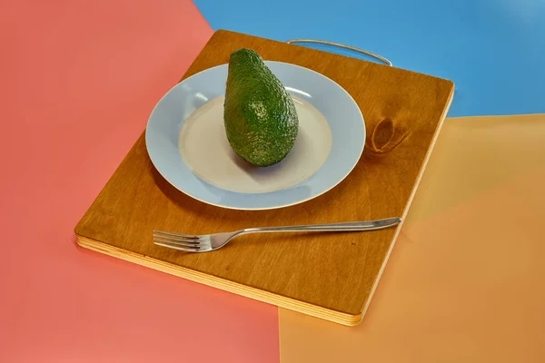 Groene Avocado Een Bord Het Keukenbord — Stockfoto