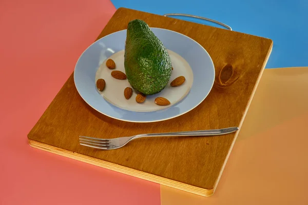 Groene Avocado Amandelen Een Bord Het Keukenbord — Stockfoto