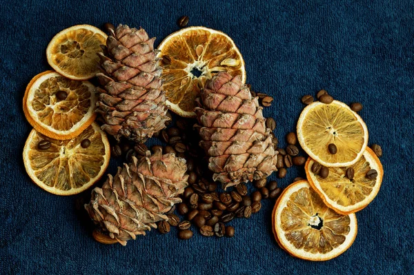 Set Gedroogde Sinaasappelen Dennenappels Koffiebonen — Stockfoto