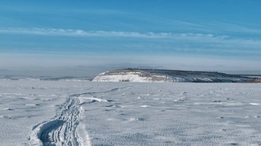 Karla kaplı nehirdeki uçuruma giden yol.