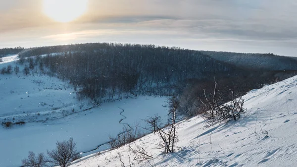 Панорама Пагорбів Озера Біля Їхніх Ніг Вкрита Снігом — стокове фото