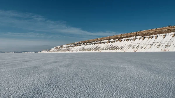 얼어붙고 눈덮인 절벽으로 — 스톡 사진