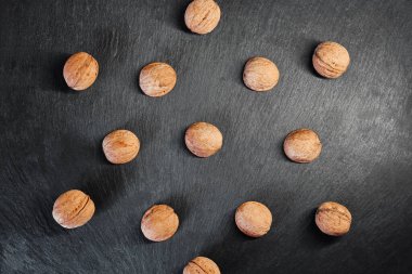 Siyah arka planda cevizler