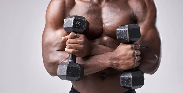 Técnica de fazer um exercício com haltere de corte forte desportista africano — Fotografia de Stock