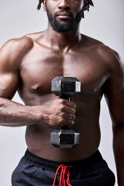 Levantador de energia masculino africano confiante posando com halteres isolados em branco — Fotografia de Stock