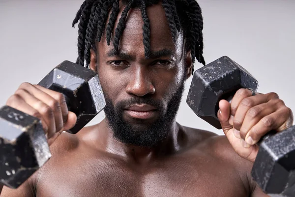 Close-up afro masculino com tronco nu fazendo exercícios com halteres, envolvidos no esporte — Fotografia de Stock