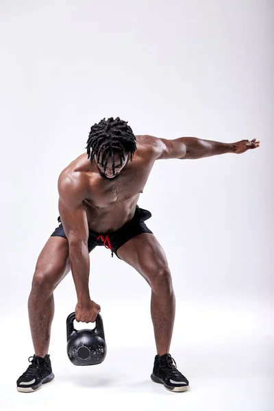 Afro amerikai férfi edzés gyakorlatok elszigetelt fehér háttér, csinál edzés — Stock Fotó