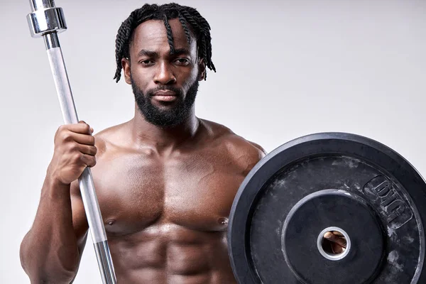 Treinar para ser o melhor. O bíceps perfeito. equipamento de fitness e desporto. desportista africano — Fotografia de Stock