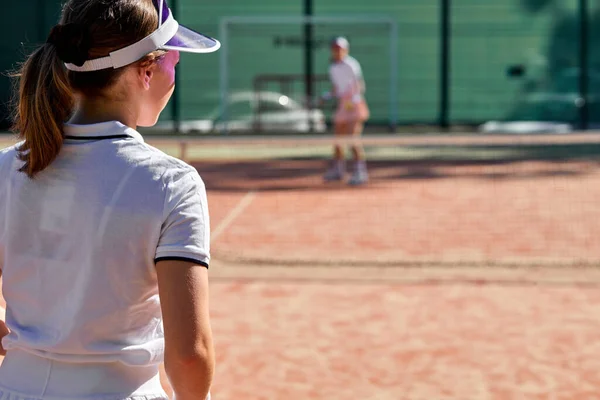 Η κυρία παίζει τένις και ετοιμάζεται για αθλητικό διαγωνισμό. Επαγγελματίας αθλητής — Φωτογραφία Αρχείου
