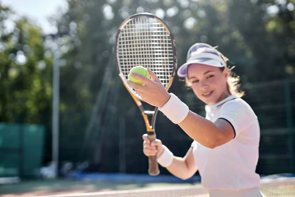 Όμορφη γυναίκα που παίζει τένις. Πορτρέτο ελκυστικών γυναικών αθλητών με ρακέτα τένις — Φωτογραφία Αρχείου