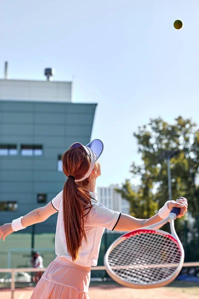 ponto que decide o jogo. comprimento total de homem e mulher jogando tênis  na quadra de tênis 13485862 Foto de stock no Vecteezy