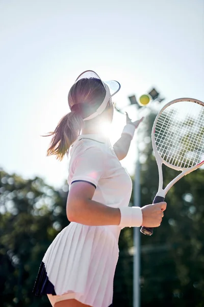 Esporte e roupas esportivas moda mulher esportiva segura raquete de tênis  jogadora de tênis feminina isolada na menina branca com raquete de tênis  ativa jogando na atividade de jogo de squash de quadra