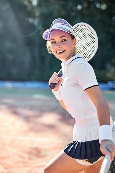Retrato de jovem mulher animada na quadra de tênis com raquete. Bonito jogador de tênis feminino — Fotografia de Stock