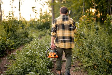 Genç Kerestecinin Testereyle Ağaçları Kesmeye Gidişinden Görüntü