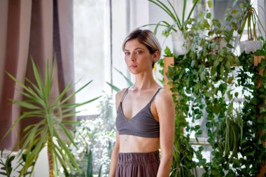 Sakin, beyaz sütyenli bir kadın kendini evinde gibi hisseder.