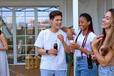 Bir grup hoş ve çeşitli arkadaş evin terasında eğleniyorlar.