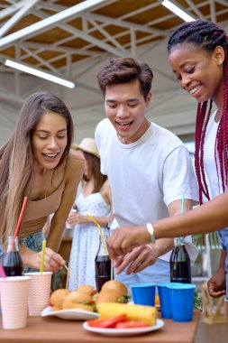 Çekici Heyecanlı Erkekler ve Kadınlar Dışarıda El Yapımı Sandviç Yiyiyor