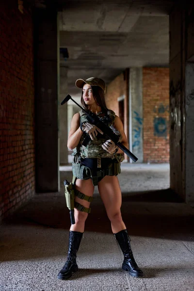 Спортивна військова жінка з рушницею з оптичним прицілом. Армійська жінка зі зброєю — стокове фото