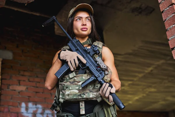 Mujer fuerzas especiales británicas soldado con arma tomar parte en maniobra militar. — Foto de Stock