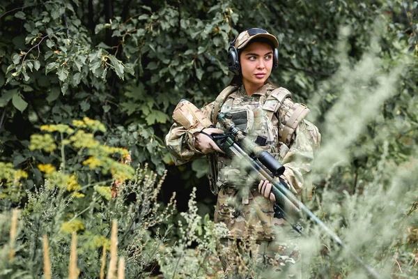 Femme militaire en équipement tactique posant pour la photo en forêt à la saison estivale — Photo