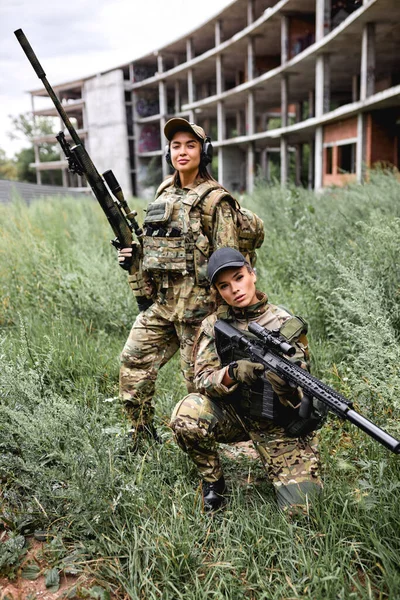 Deux jolies amies en camouflage tenant des armes avant la guerre — Photo
