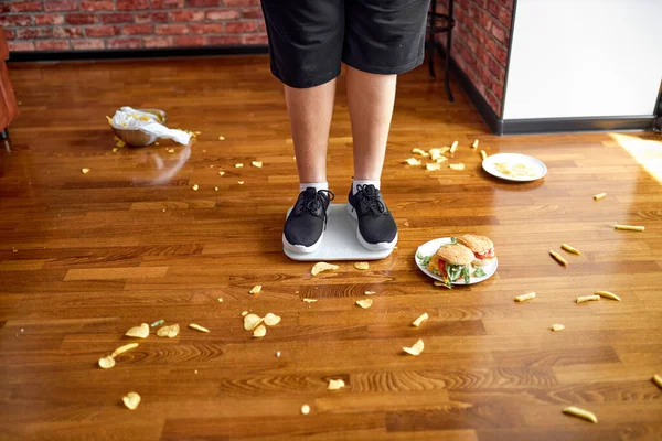 Ritagliato grasso teen boy controllare il peso su scale, vuole perdere qualche chilo — Foto Stock