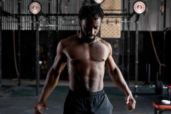 Gesunder afrikanischer Mann, der sich vor dem Fitnesstraining die Schulter streckt. Fitness starker männlicher Athlet — Stockfoto