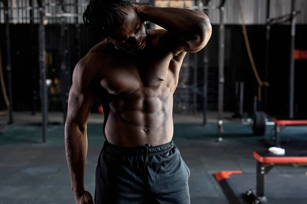 Retrato de hombre afroamericano en forma con torso desnudo posando en cámara, en gimnasio —  Fotos de Stock