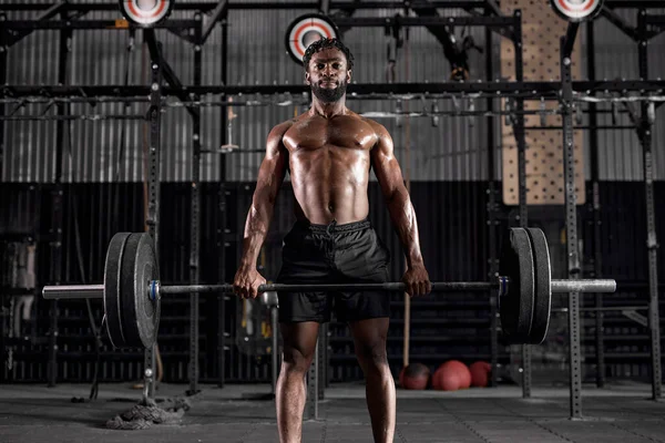 Fit africano fuerte culturista atlético fitness hombre bombeando músculo, entrenamiento en el gimnasio —  Fotos de Stock