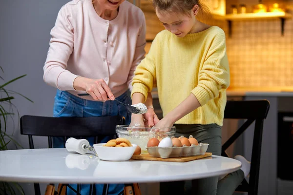 Χαριτωμένο δύο γενιές της καυκάσιας οικογένειας στην κουζίνα μαγειρεύουν νόστιμο πρωινό μαζί — Φωτογραφία Αρχείου