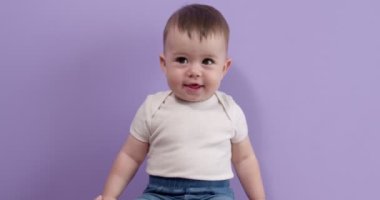 Sevimli Çocuk Kız Gülümseyen Mutlu Bir Tarafa Bakış, Yakın plan, Mor Arkaplan