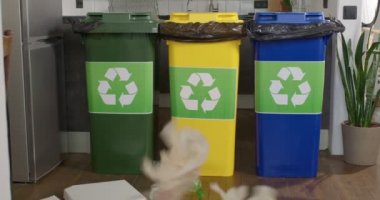 Doğaya ve çevreye karşı sorumsuz bir tutum. İnsanlar çöp kutusuna çöp atar.