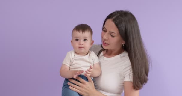 Mujer morena guapa madre sosteniendo niño niña en las manos, disfrutar de la maternidad — Vídeos de Stock