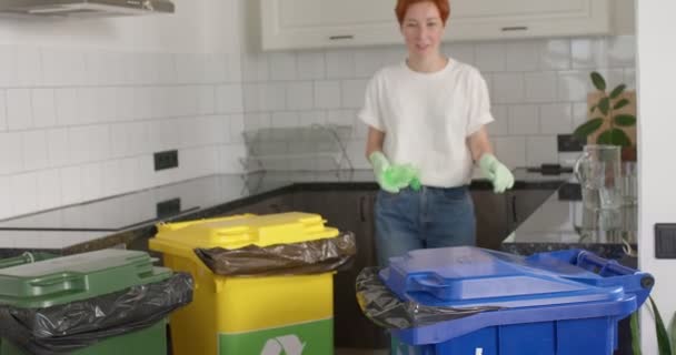 Жінка передає пластикові пляшки до місця прийому сміття та сортованих відходів — стокове відео
