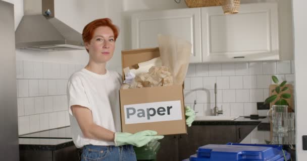 Senhora caucasiana bastante confiante segurando caixa de papelão para resíduos de lixo de papel nas mãos — Vídeo de Stock