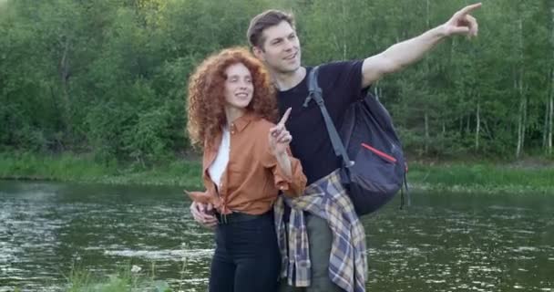 Söta kaukasiska Par Vandrare Resenärer I skogen tittar på sidan, njuta av utsikten — Stockvideo