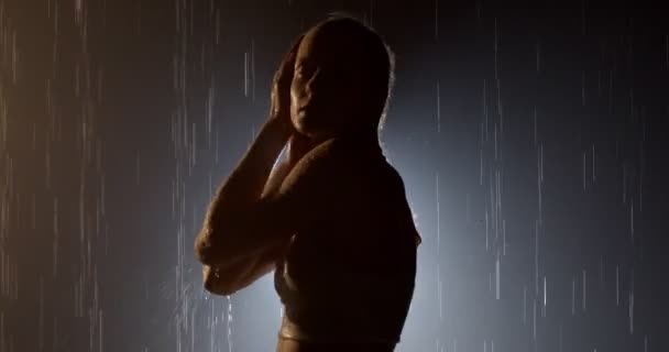 Weibliches Modell posiert unter Regen. Fallende Regentropfen und künstlerischer Rauch. — Stockvideo